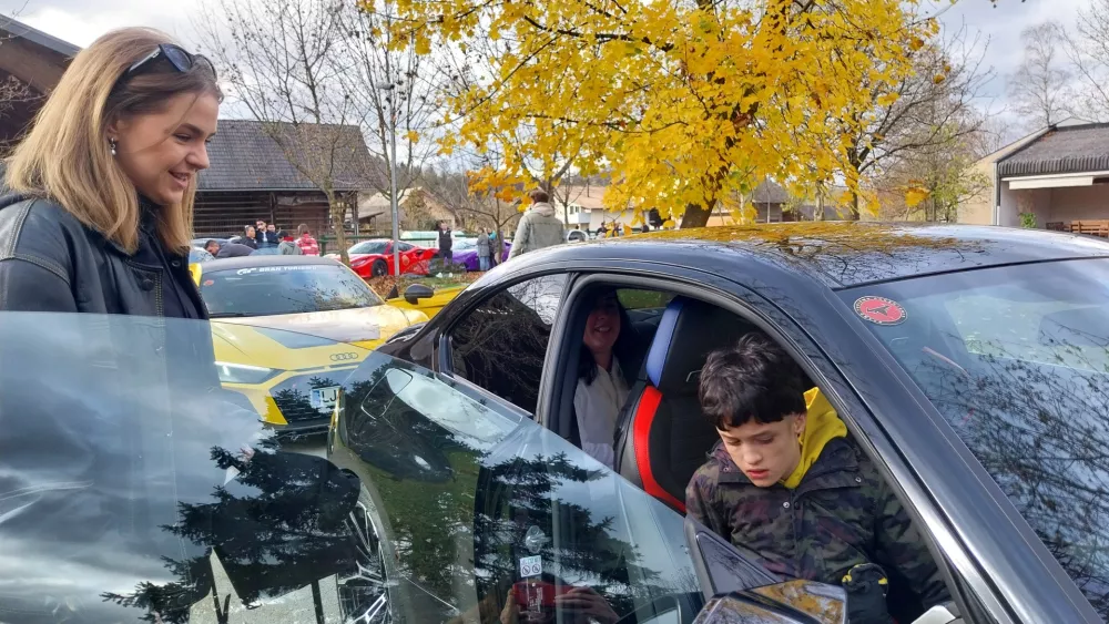 Nekateri varovanci so s previdnostjo sedli na sovoznikov sedež športnega avtomobila. Foto: Vesna Levičnik