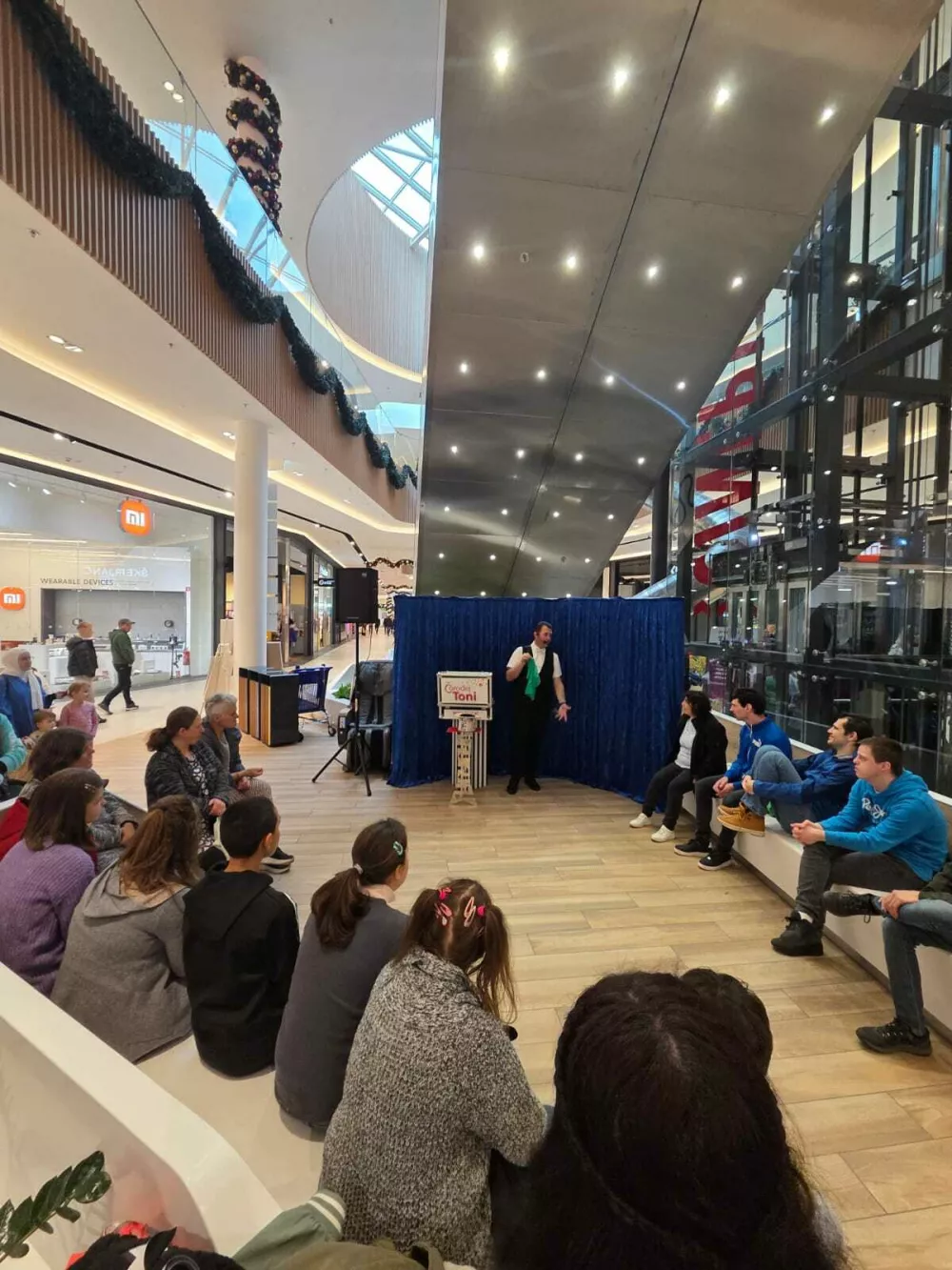 Varovanci so si ogledali čarovniško predstavo. Foto: Uroš Hočevar