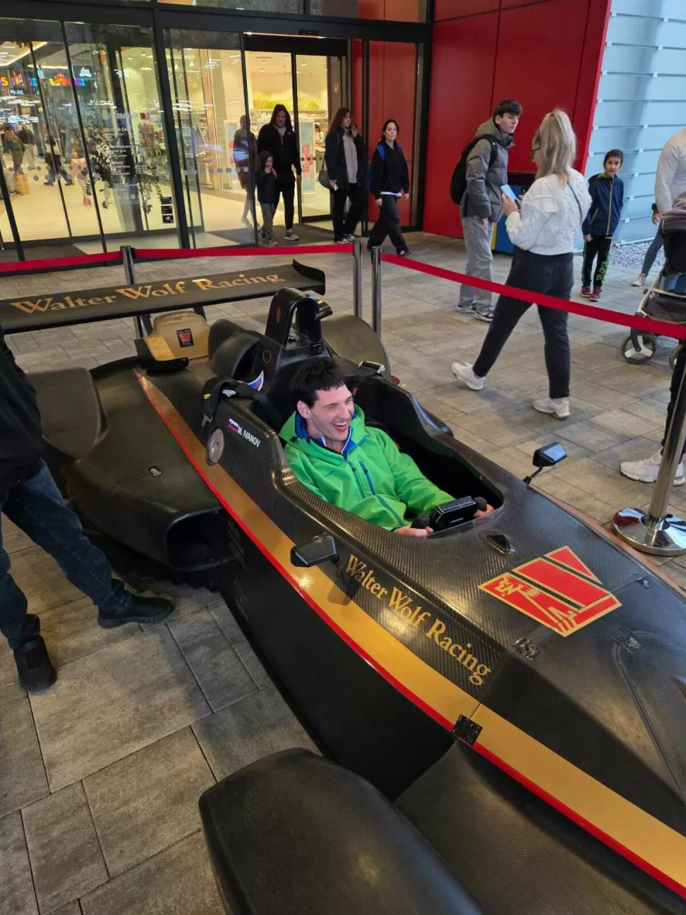 Veselje mladeniča, ki je imel priložnost sesti v pravo formulo. Foto: Uroš Hočevar