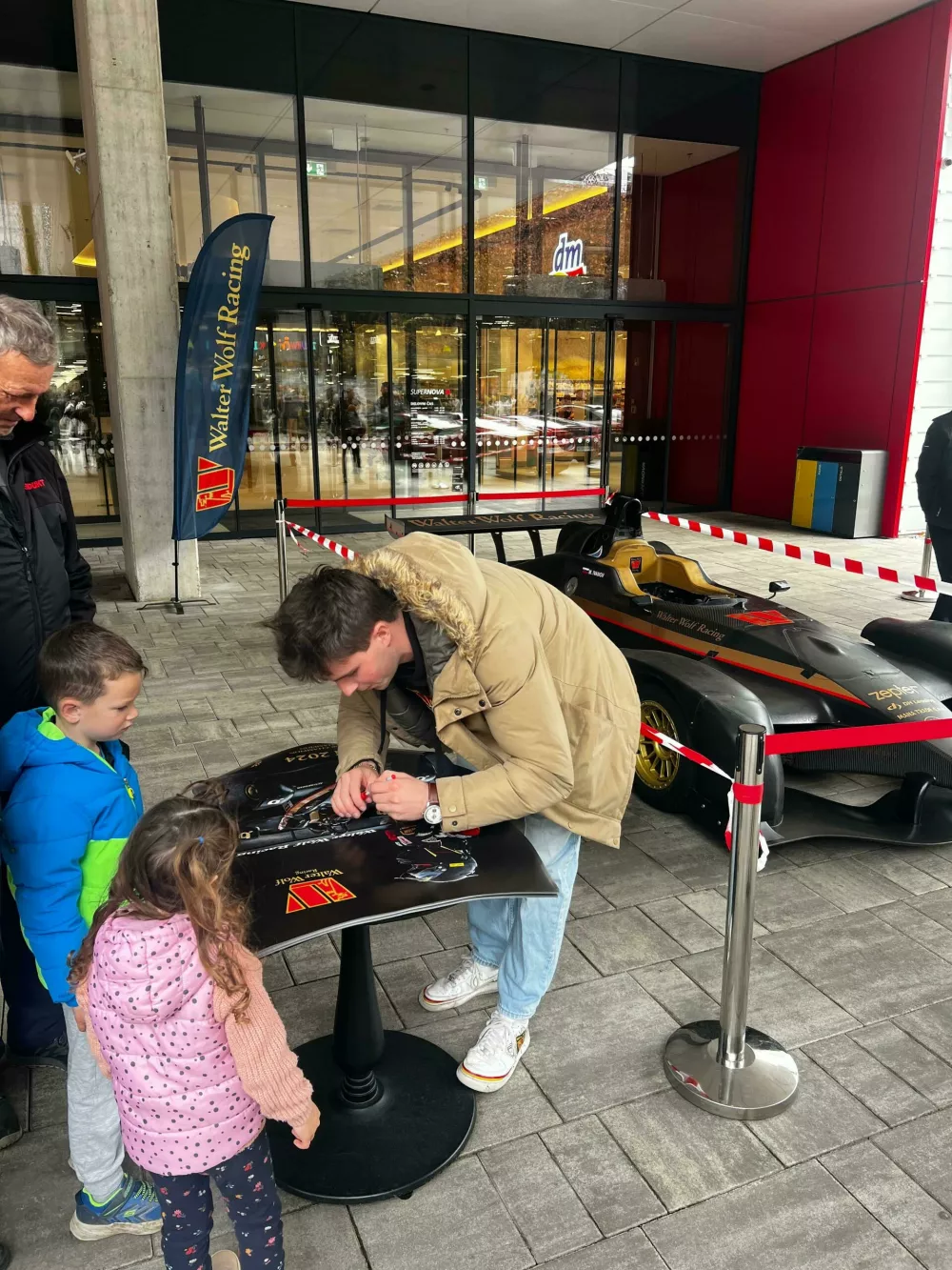 Formula je pritegnila pozornost tudi drugih obiskovalcev nakupovalnega centra, ki so prejeli podpisan plakat voznika Marka Ivanova. Foto: Uroš Hočevar