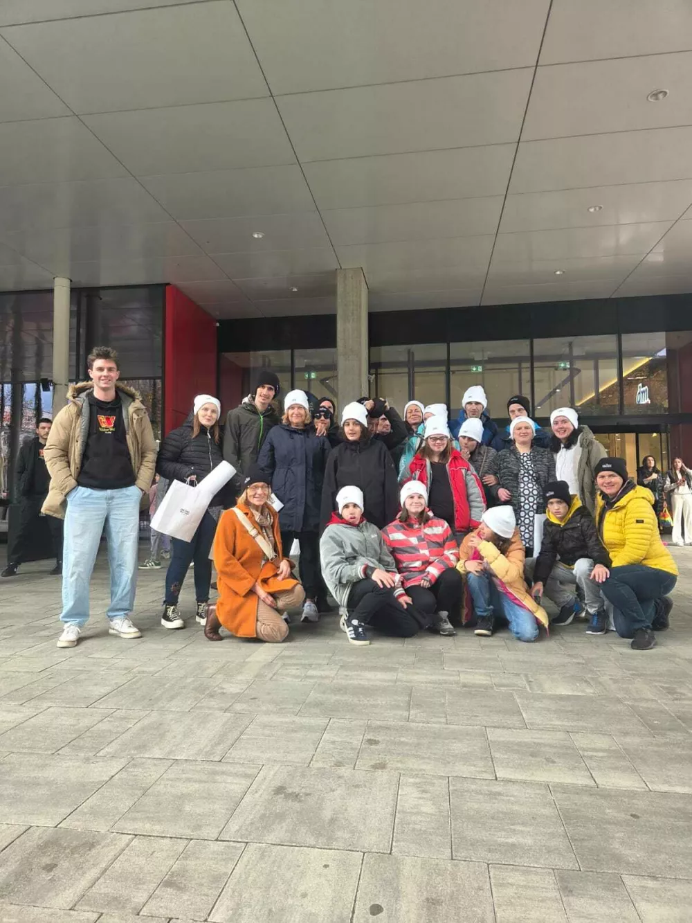 Skupina varovancev s spremljevalci na cilju sobotnega izleta.  Foto: Uroš Hočevar