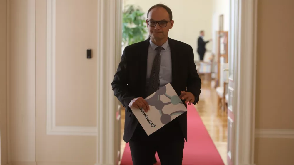 - Anže Logar, poslanec stranke Demokrati,- Eva Irgl, poslanka stranke Demkrati,- 11.07.2025. - predsednik vlade Robert Golob je gostil srečanje s predsedniki parlamentarnih strank na temo članstva Slovenije v Natu ter vprašanja izvedbe referenduma glede povečanja obrambnih izdatkov Slovenije.//FOTO: Bojan Velikonja