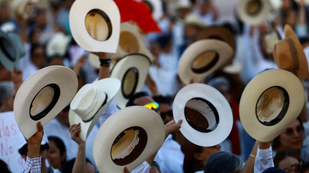 Protesters raise their hats during a demonstration against insecurity and corruption in the country, as well as over the recent killing of Uruapan mayor Carlos Manzo, in Ciudad Juarez, Mexico, November 15, 2025. REUTERS/Jose Luis Gonzalez   TPX IMAGES OF THE DAY