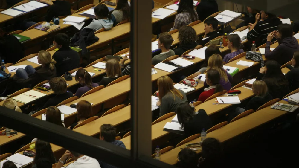 - ilustrativna fakulteta - Pravna fkultata UL - predavalnica - ilustrativna fotografija - študent - študij//FOTO: Matej PovšeOPOMBA: ZA OBJAVO V ČASOPISU DNEVNIK