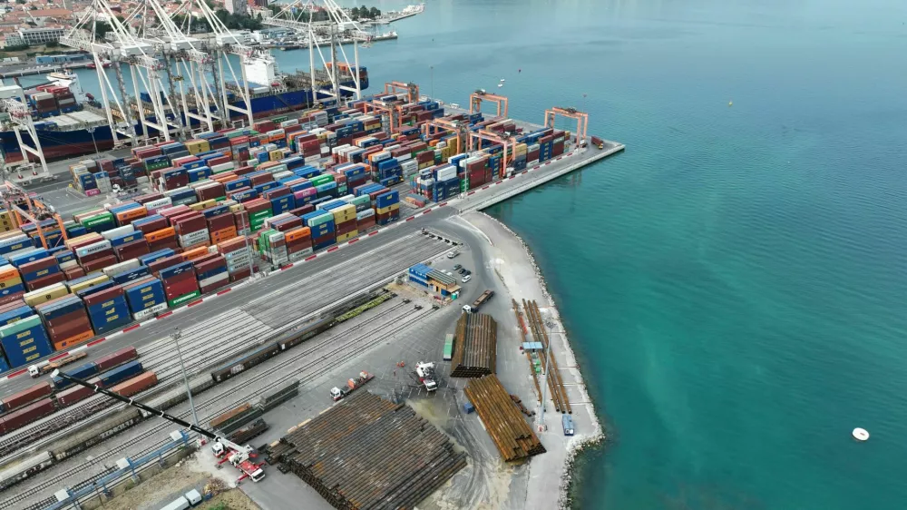 Golobova vlada bi nedovoljeno pomagala Luki Koper