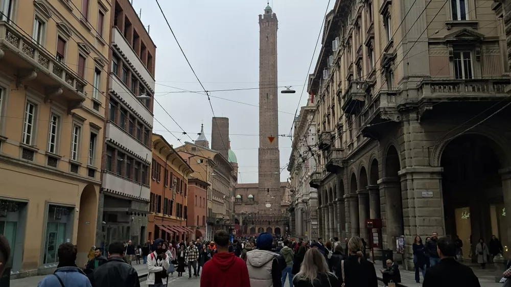 Ne, ni v Pisi. Kje je nam najbližji poševni stolp?