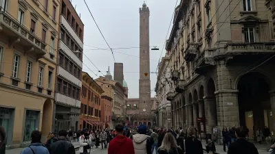 Nam najbližji poševni stolp je v Bologni