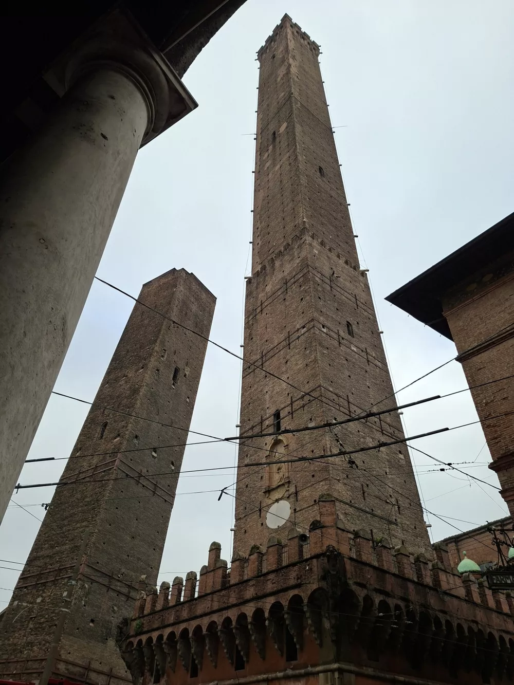 Ne, ni v Pisi. Kje je nam najbližji poševni stolp?