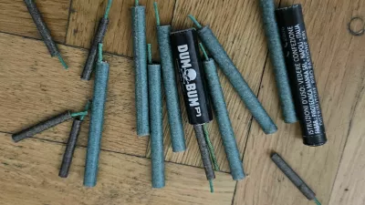 Mladoletniku so zasegli 15 petard. 