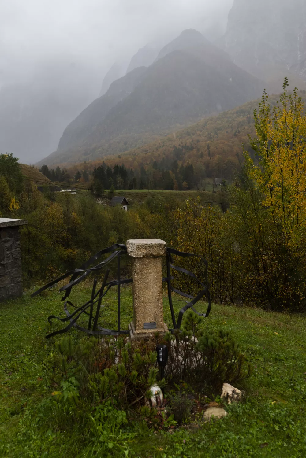 Log pod MangartomSpomenik žrtvam plazu- 30.10.2023 – Nevarnost plazov v Sloveniji.  //FOTO: Nik Erik NeubauerOPOMBA: REPORTAŽA ZA OBJEKTIV 2023