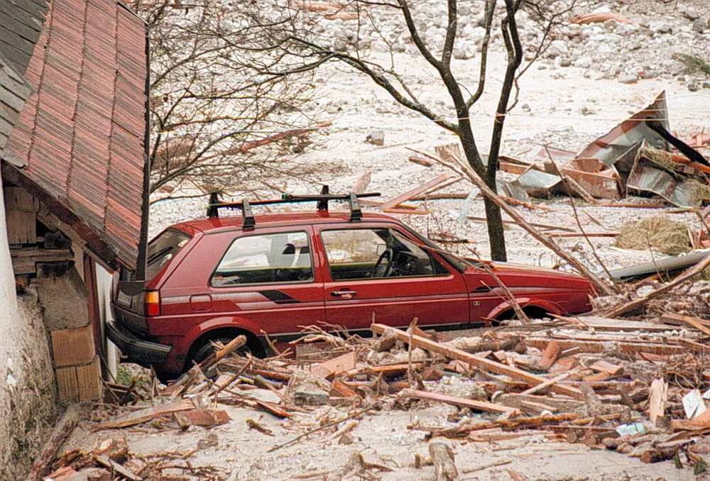 Log pod Mangartom, plaz, poplave,avto