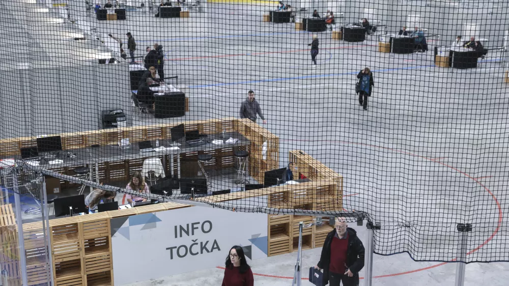 - 07.05. 2025 - predčasne volitve - referendum - volišče Omnia//FOTO: Jaka Gasar