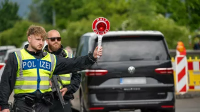 Kiefersfelden, Bavaria, Germany - May 15, 2025: Border control by the Federal Police at the Kiefersfelden checkpoint, Inntal Ost, on the A93 highway between Germany and Austria. Police officers pull a vehicle out of traffic with the police trowel with the inscription HALT POLIZEI *** Grenzkontrolle der Bundespolizei an der Kontrollstelle Kiefersfelden, Inntal Ost, an der Autobahn A93 zwischen Deutschland und ?sterreich. Polizisten ziehen ein Fahrzeug aus dem Verkehr mit der Polizeikelle mit Aufschrift HALT POLIZEINo Use Switzerland. No Use Germany. No Use Japan. No Use Austria