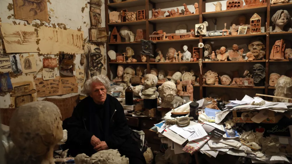 ﻿Mirsad Begić, kipar in risar bosanskega rodu - 07.05.2021 – - Rubrika Življenje v znamenitih ljubljanskih stavbah - Nemška hiša - atelje kiparja Mirsada Begića, Gradišče 8 v Ljubljani//FOTO: Tomaž Skale / Foto: Tomaž Skale