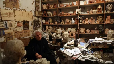 Mirsad Begić, kipar in risar bosanskega rodu - 07.05.2021 – - Rubrika Življenje v znamenitih ljubljanskih stavbah - Nemška hiša - atelje kiparja Mirsada Begića, Gradišče 8 v Ljubljani//FOTO: Tomaž Skale / Foto: Tomaž Skale