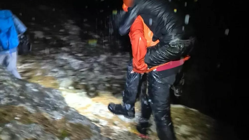 Bohinjski gorski reševalec si je izčrpanega francoskega pohodnika oprtal na hrbet in ga nesel v dolino. 