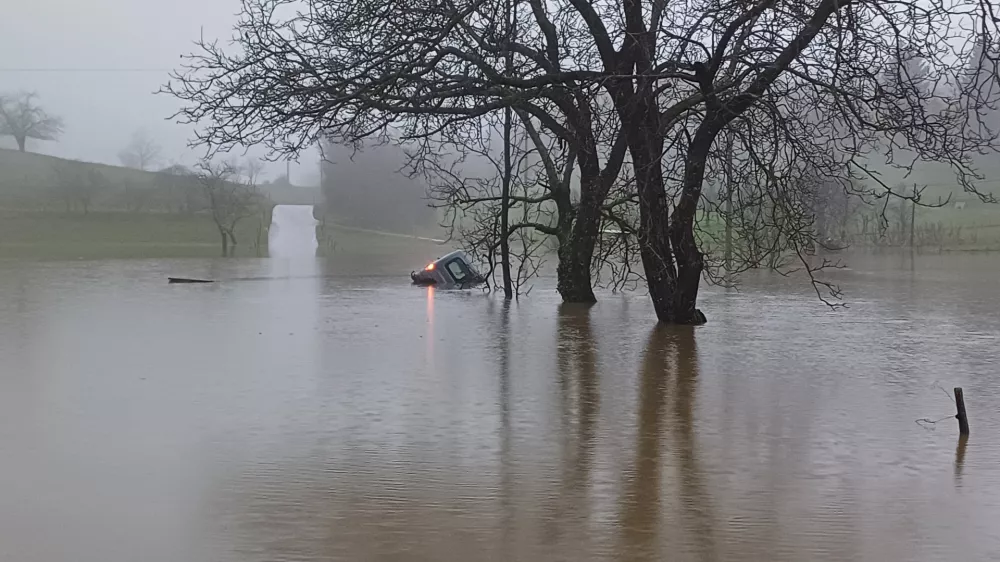 V občini Kanal je v vodi ostal ujet avto. Foto: bralec