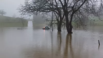 V občini Kanal je v vodi ostal ujet avto. Foto: bralec