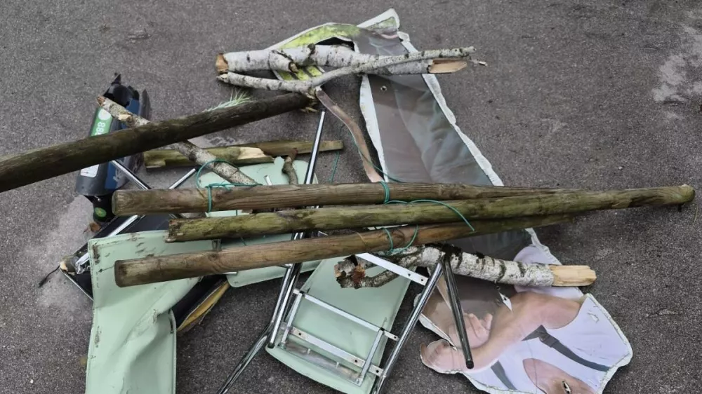 Stvari, ki so jih neznanci nastavili na železni&scaron;ke tireFoto: Slovenske železnice