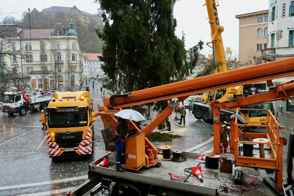 Z okrasitvijo bodo začeli že danes, vendar lahko traja še nekaj dni. Foto: Jaka Gasar