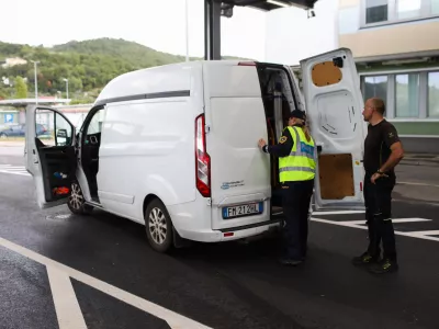  Mejni prehod Dragonja. hrvaška meja- prost prehod za državljane EU -- policija izvaja nadzor za državljane tretjih držav - - 2110.2023 – ponovni začasni nadzor na mejnih prehodih - uvedba deset dnevnega nadzora na mejah s Hrvaško in Madžarsko - 12 kontrolnih točk na hrvaški in dve na madžarski meji - //FOTO: Bojan Velikonja