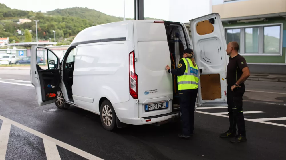  Mejni prehod Dragonja. hrvaška meja- prost prehod za državljane EU -- policija izvaja nadzor za državljane tretjih držav - - 2110.2023 – ponovni začasni nadzor na mejnih prehodih - uvedba deset dnevnega nadzora na mejah s Hrvaško in Madžarsko - 12 kontrolnih točk na hrvaški in dve na madžarski meji - //FOTO: Bojan Velikonja