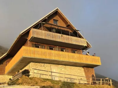 Začela se je sanacija Koče na Golici