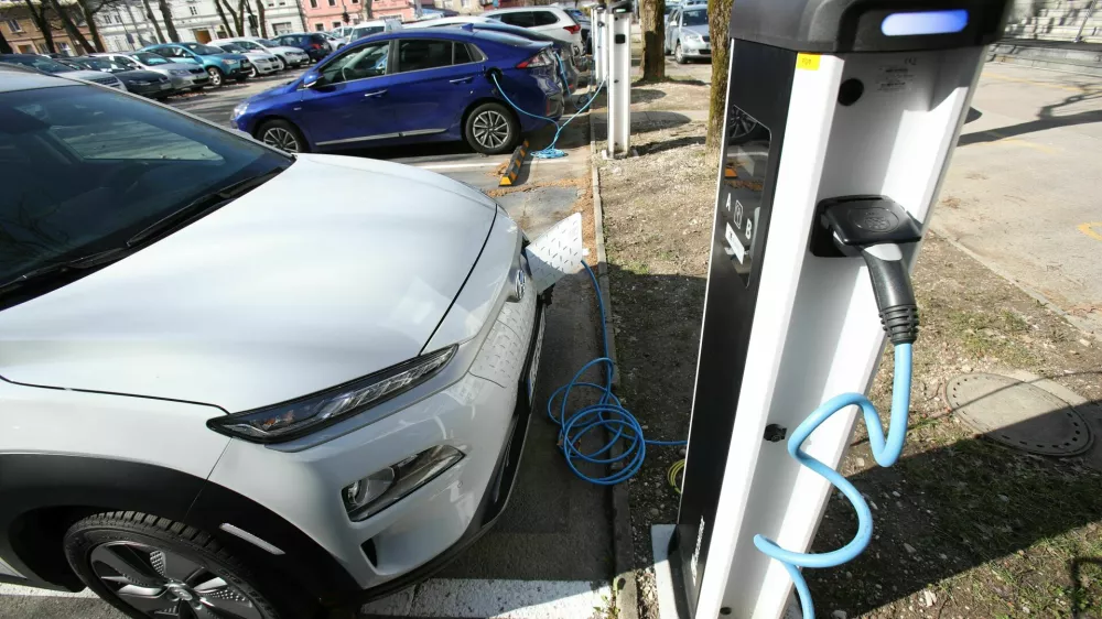 E-mobilnost bo trajnostna in cenovno ugodna le, če bo e-vozila poganjala električna energija, proizvedena iz obnovljivih virov. F Eles