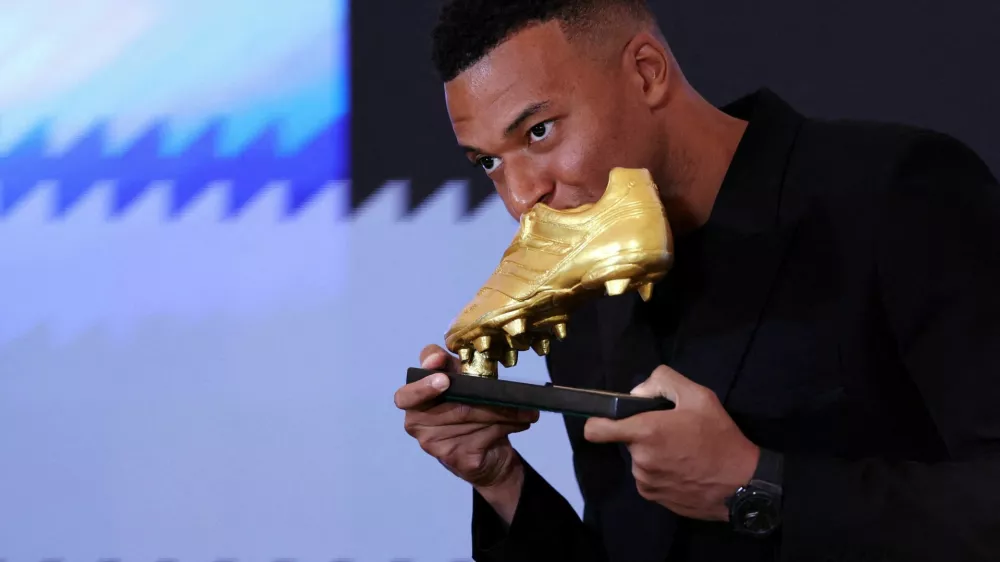 Soccer Football - Kylian Mbappe receives the European Golden Boot - Santiago Bernabeu, Madrid, Spain - October 31, 2025 Real Madrid's Kylian Mbappe celebrates with the European Golden Boot trophy REUTERS/Violeta Santos Moura   TPX IMAGES OF THE DAY