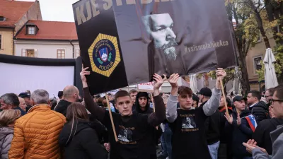 - 28.10.2025 - Izredna skupščina občine Novo Mesto s svetniki in predstavniki vlade in protest proti romskemu nasilju z naslovom Dovolj je!//FOTO: Jaka Gasar