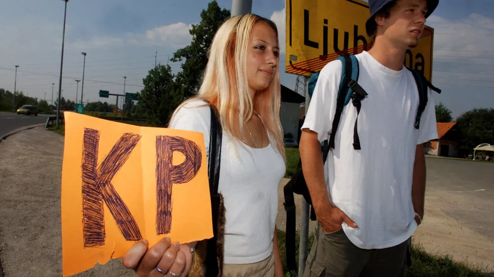 avto-štop, poletje - mladina - počitnice - popotniki štopanje