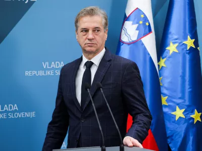 Ljubljana, vlada.Izjava za medije po sestanku predsednika vlade Roberta Goloba s predstavniki zdruzenj obcin in mestnih obcin, skupnosti obcin in razvojnih centrov o noveli zakona o skladnem regionalnem razvoju.