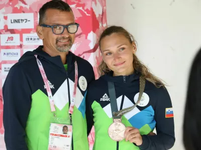 Leja Glojnarič, ki je osvojila prvo slovensko medaljo na letošnjem tekmovanju, v družbi očeta in trenerja, Iztoka Glojnariča. Foto: ZSIS 