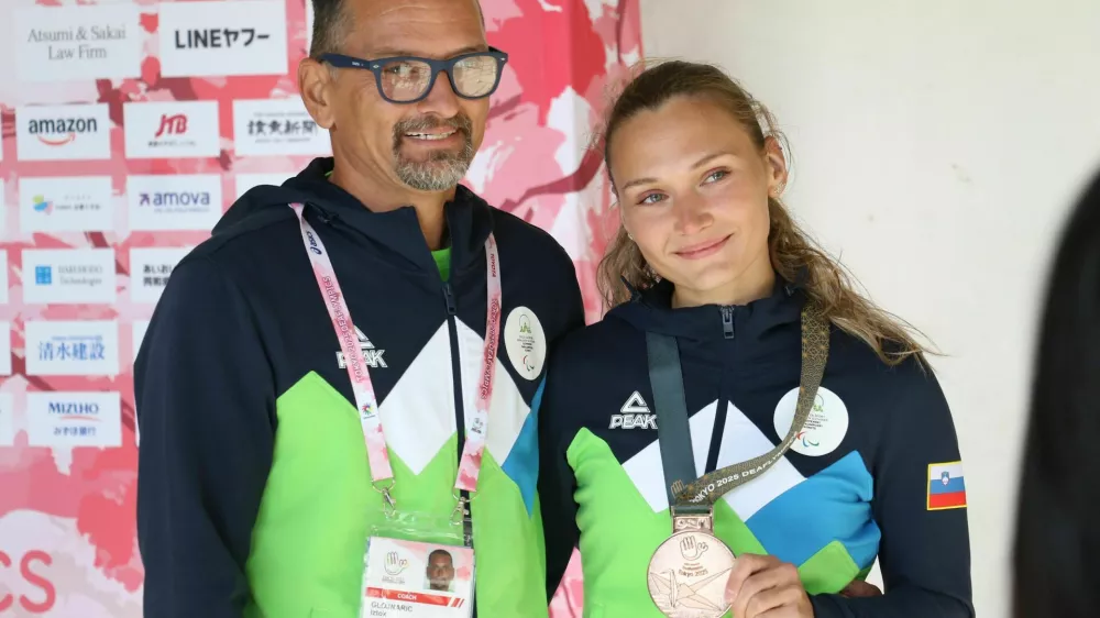 Leja Glojnarič, ki je osvojila prvo slovensko medaljo na letošnjem tekmovanju, v družbi očeta in trenerja, Iztoka Glojnariča. Foto: ZSIS 