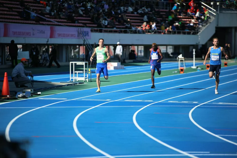 Tadej Enci je v kvalifikacijah teka na 400 metrov zmagal v svoji skupini s časom 51,74 in se uvrstil v polfinale. Foto: ZSIS 