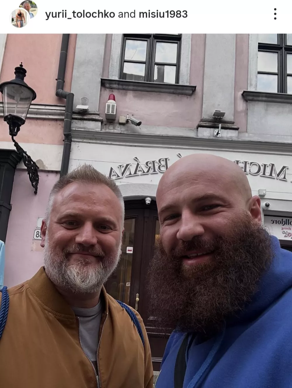 Kazahstanski bodybuilder je našel ljubezen z natakarjem Michalom, potem ko se je pred tem poročil s seks lutko. Foto: posnetek zaslona