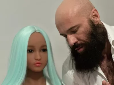 Jurij se je leta 2020 poročil s seks lutko Margo, potem ko se je vanjo zaljubil v času pandemije. Foto: posnetek zaslona