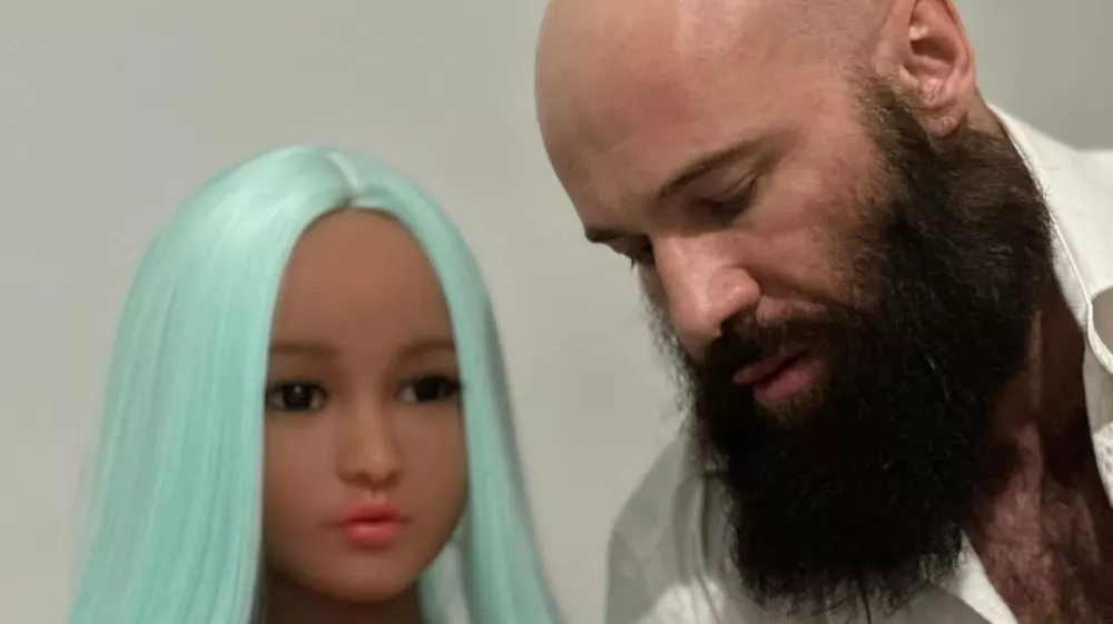 Jurij se je leta 2020 poročil s seks lutko Margo, potem ko se je vanjo zaljubil v času pandemije. Foto: posnetek zaslona