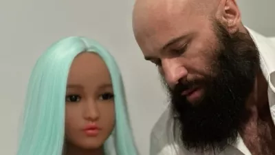 Jurij se je leta 2020 poročil s seks lutko Margo, potem ko se je vanjo zaljubil v času pandemije. Foto: posnetek zaslona