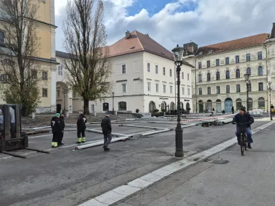 Postavljanje odra na Pogačarjevem trgu. Foto: Dnevnik