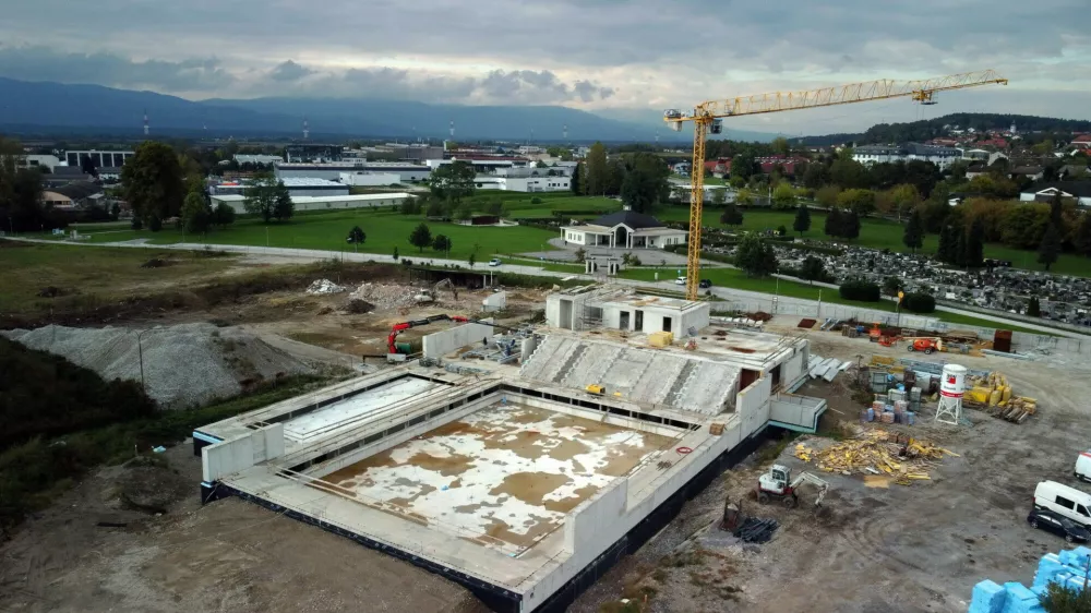 Zaradi olimpijskega bazena bi zaprli šolski bazen