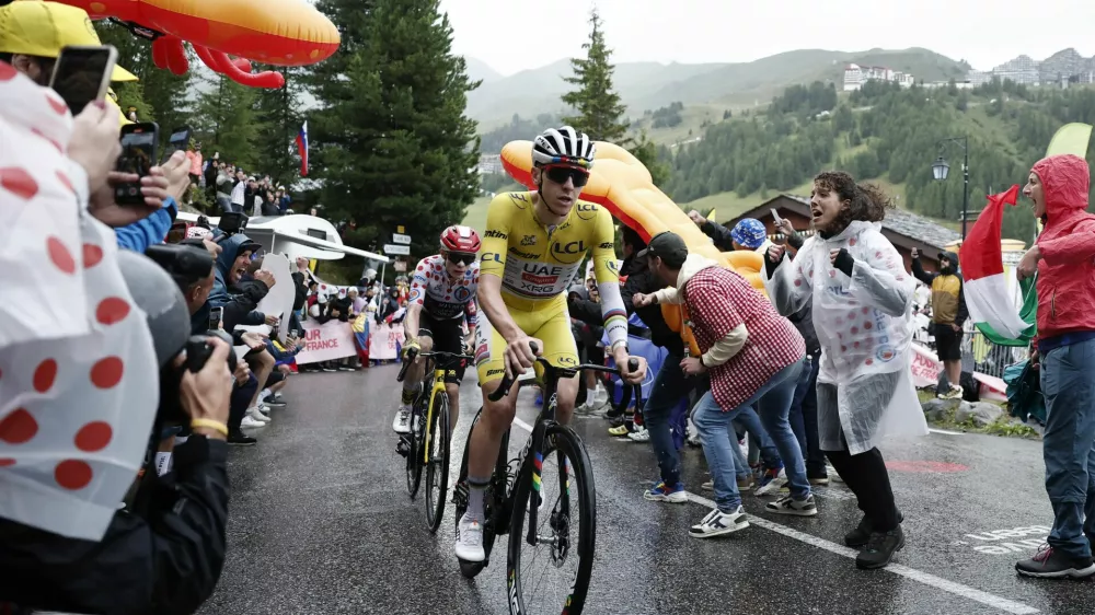 Cycling - Tour de France - Stage 19 - Albertville to La Plagne - Albertville, France - July 25, 2025 UAE Team Emirates XRG's Tadej Pogacar and Team Visma | Lease a Bike's Jonas Vingegaard in action during stage 19 REUTERS/Benoit Tessier