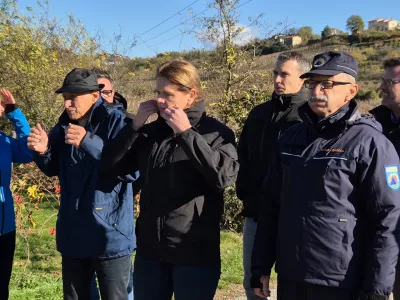 Goriska Brda, ob unicenem mostu med Drnovkom in Vedrijanom.Izjava infrastrukturne ministrice Alenke Bratusek in poveljnika republiskega staba CZ Srecka Sestana.