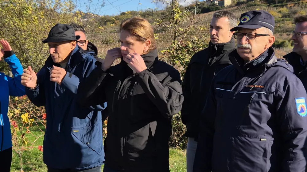 Goriska Brda, ob unicenem mostu med Drnovkom in Vedrijanom.Izjava infrastrukturne ministrice Alenke Bratusek in poveljnika republiskega staba CZ Srecka Sestana.