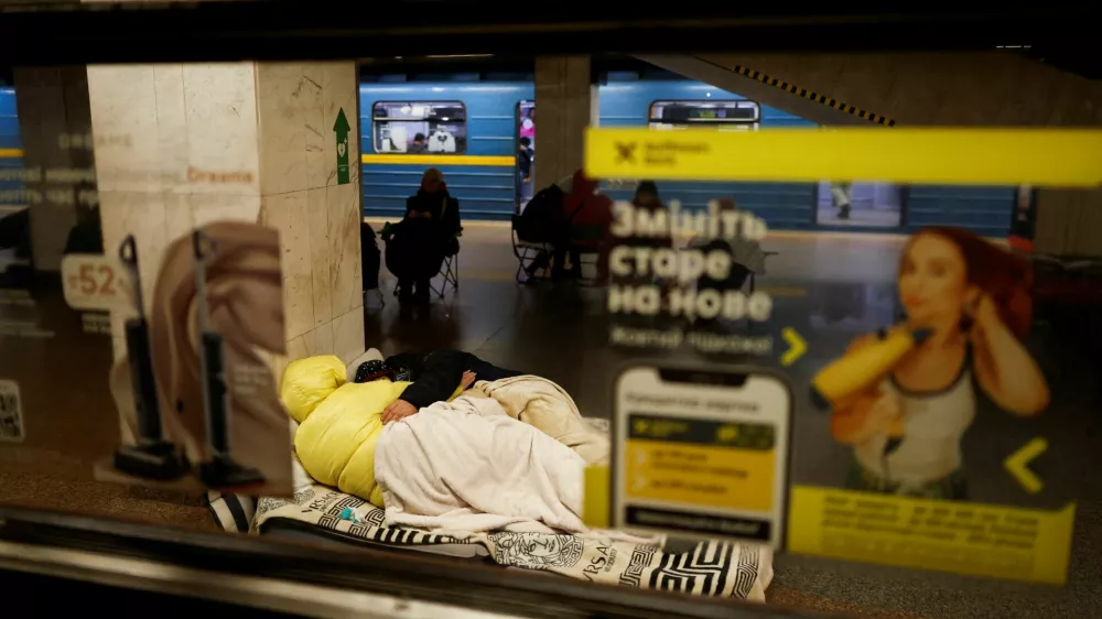 People take shelter inside a metro station during a Russian missile and drone strike, amid Russia's attack on Ukraine, in Kyiv, Ukraine November 19, 2025. REUTERS/Alina Smutko