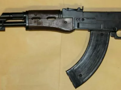 Policisti so v novomeškem romskem naselju 22-letniku zasegli puško. 