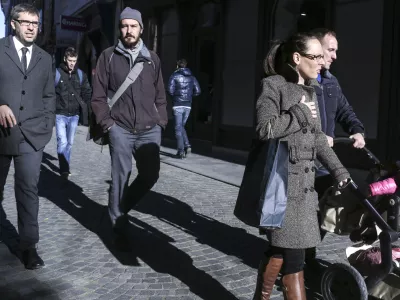﻿- simbolična fotografija - ljudje, poslovnež družina, otroški voziček, senca   //FOTO: Jaka Gasar
