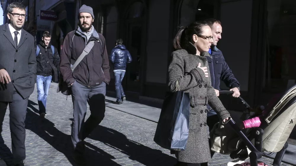 ﻿- simbolična fotografija - ljudje, poslovnež družina, otroški voziček, senca   //FOTO: Jaka Gasar