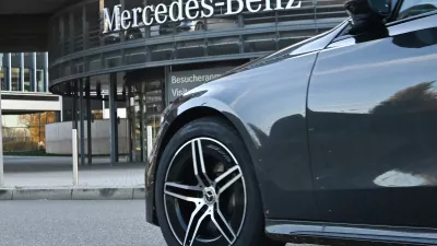 Avto pred salonom / Foto: Profimedia