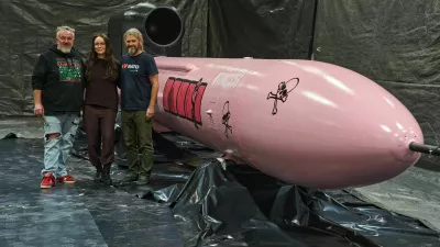 Jan Polak, right, and Martin Ondracek, left, from the Czech organization, Weapons to Ukraine, together with Iryna Terekh, Chief Technology Officer of the Fire Point factory, center, pose for photo by a Flamingo cruise missile, which was paid for by Czech crowdfunding campaign, at the Fire Point factory at an undisclosed location in Ukraine, Sunday, Nov. 16, 2025. (AP Photo/Efrem Lukatsky) / Foto: Efrem Lukatsky